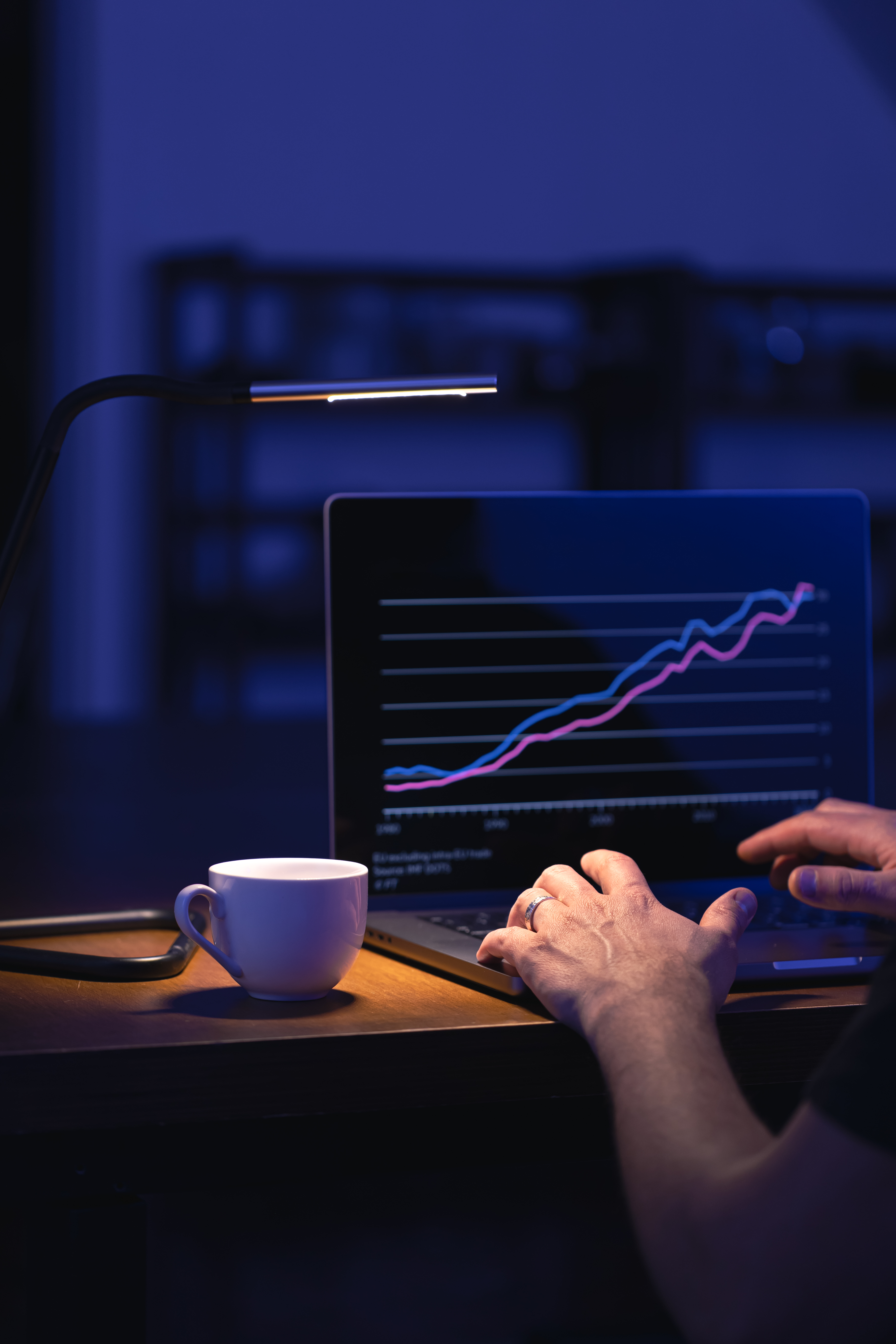Person trading stocks on their laptop.  Perfect representation of Robinhood day trading.